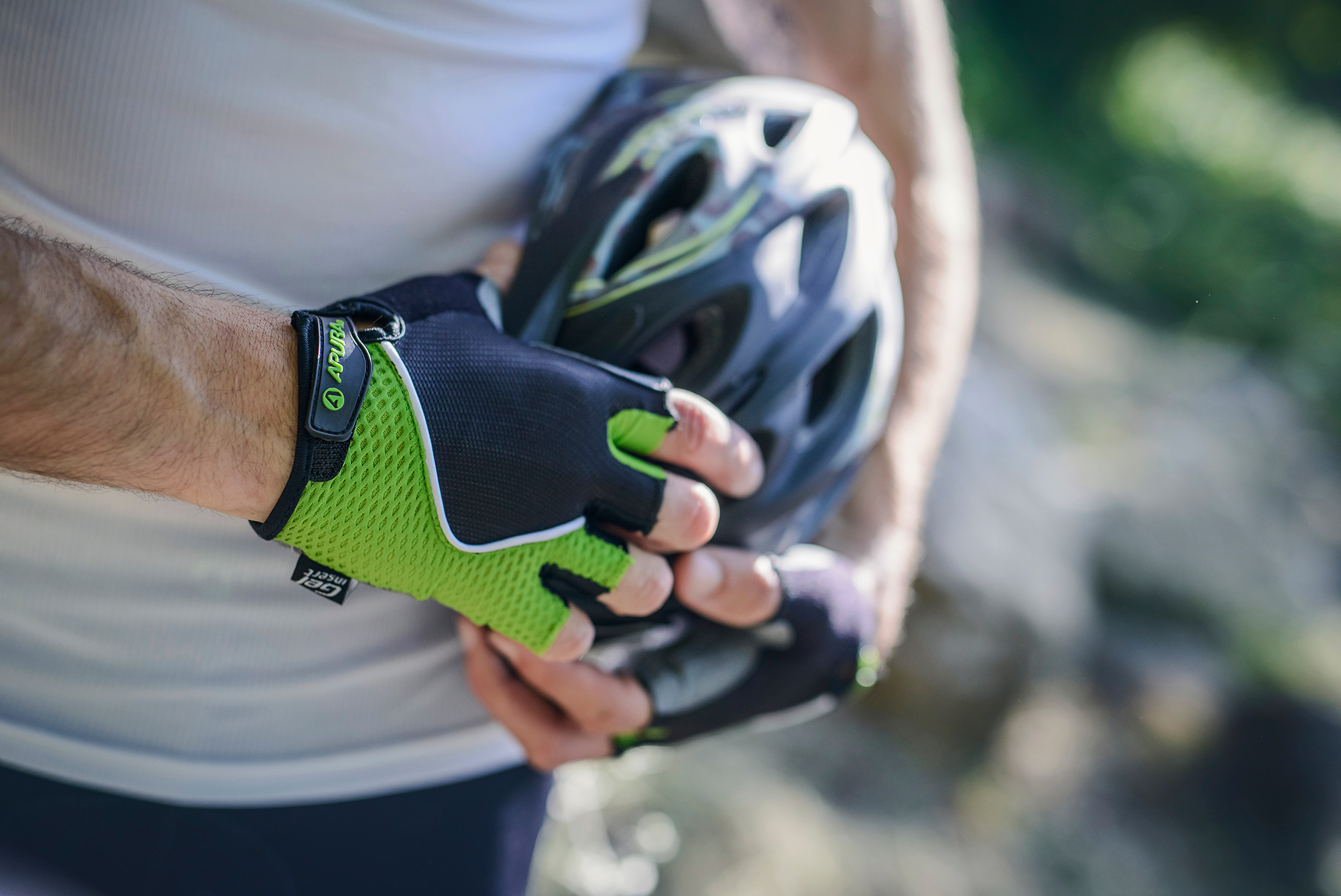 Handschuhe und Helm